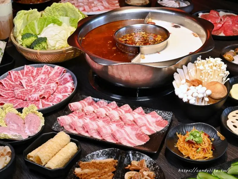 台中市西屯區臥龍城｜道地四川有渣火鍋，台中高評價麻辣鍋推薦，服務好，份量也超實在～