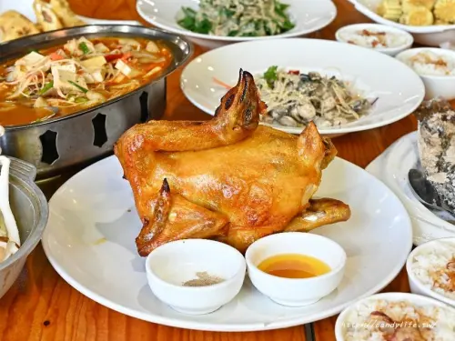 天下奇雞｜台中厲害灶缸雞餐廳推薦！招牌灶烤黃金招財雞，皮脆肉嫩又多汁，手路菜也好好吃～