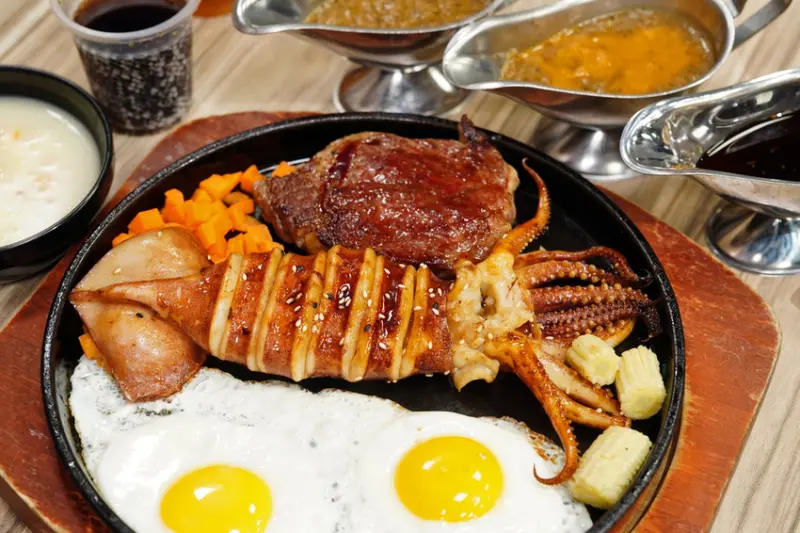 台南市安平區台南牛排推薦【魔力牛牛排館-安平店】安平聚餐美食新選擇│自選雙拼折扣39元│超值雙拼CP值高│麵可換蛋或餐包│鮮嫩多汁平價牛排就吃這家