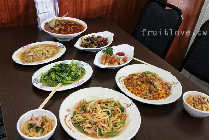 南投縣草屯鎮川味水煮牛麻辣鮮甜，牛肉鮮嫩，還有各式各樣的熱炒，想不到炒飯、炒麵店也有許多好吃的餐廳菜