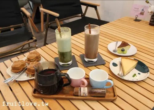 在慵懶系的露營系氛圍中來上一杯手沖咖啡、一塊蛋糕