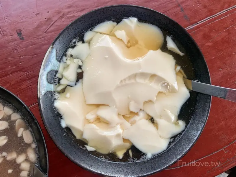 台中市烏日區超高評價的豆花、剉冰店。冬季限定的燒仙草。豐富又多樣的配料可選擇。