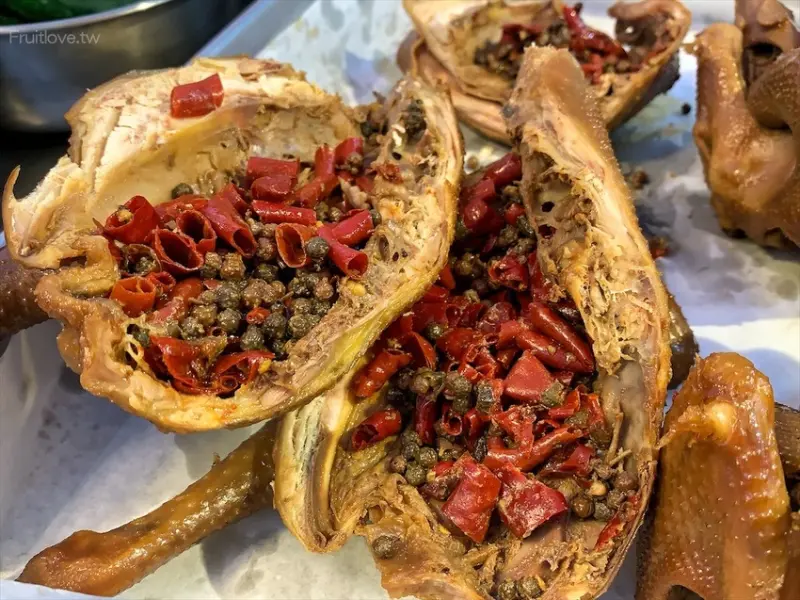 整隻雞裡塞滿乾辣椒和花椒，麻香中帶點回甘，真是下酒菜或是追劇首選美食小吃