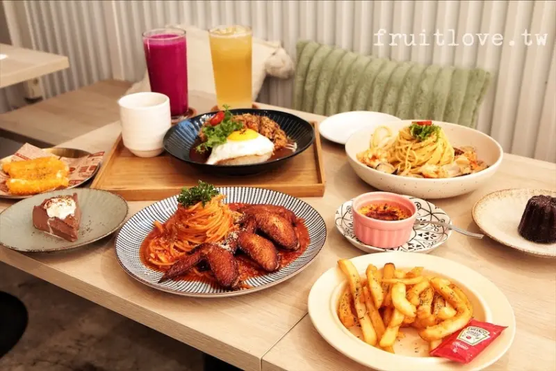 台中市大里區純白色貨櫃屋咖啡廳，慶生、抓周、求婚場地推薦