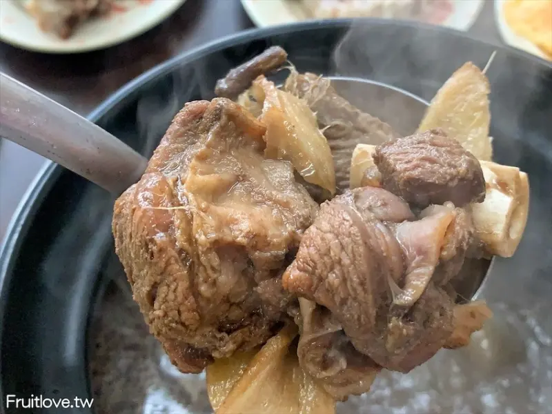 羊肉爐湯頭厚實鮮甜，羊肉軟嫩，服務親切，寵物友善餐廳