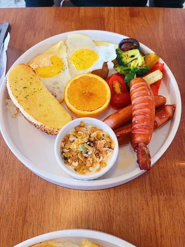 [台北早午餐]松山區小巨蛋站「Kingmauii 金茂宜咖啡」不限時餐點份量很足用餐環境舒適/早午餐的配料超豐富/氣氛質感很加(附菜單)