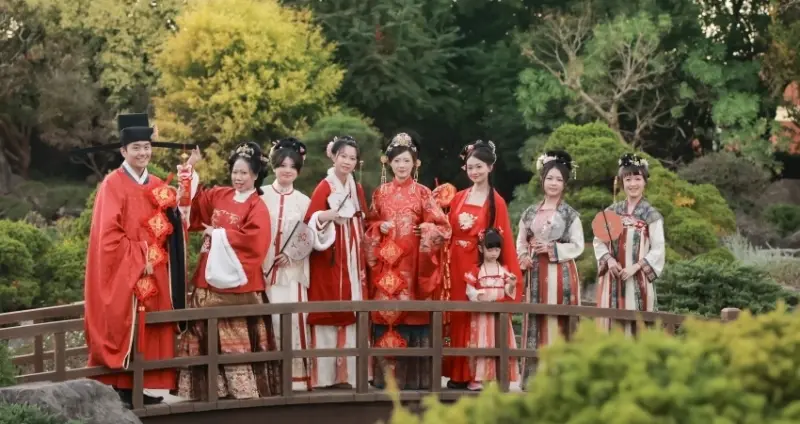 沒拍到真的不開心！網路熱搜「成美文化園」落羽松、風格市集、禪風庭園，堪稱2024冬季必拍景點、再加碼門票買一送一。