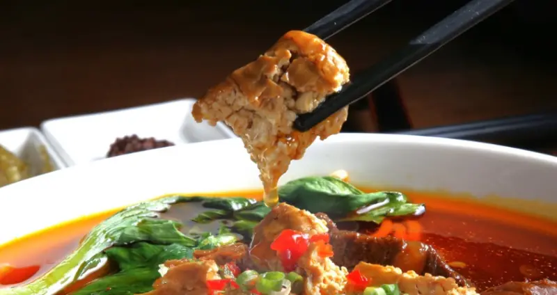 買一送一再加1！中山希爾頓牛肉麵「臭豆腐牛肉麵、剁椒臭豆腐牛肉麵」買一送一，搶攻牛肉麵買一送一必吃清單。