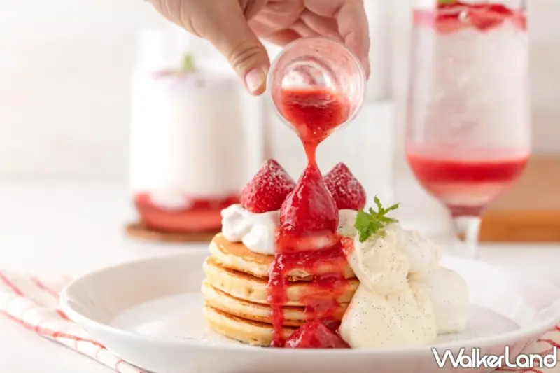 杏桃鬆餅屋「伊勢草莓蒙布朗薄鬆餅」粉嫩的可愛模樣