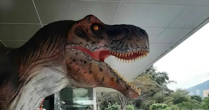 小朋友玩瘋了！遠雄廣場「恐龍特展」10米高暴龍震撼登場，免門票、闖關冒險再送專屬恐龍好禮，汐止人還不衝一波。