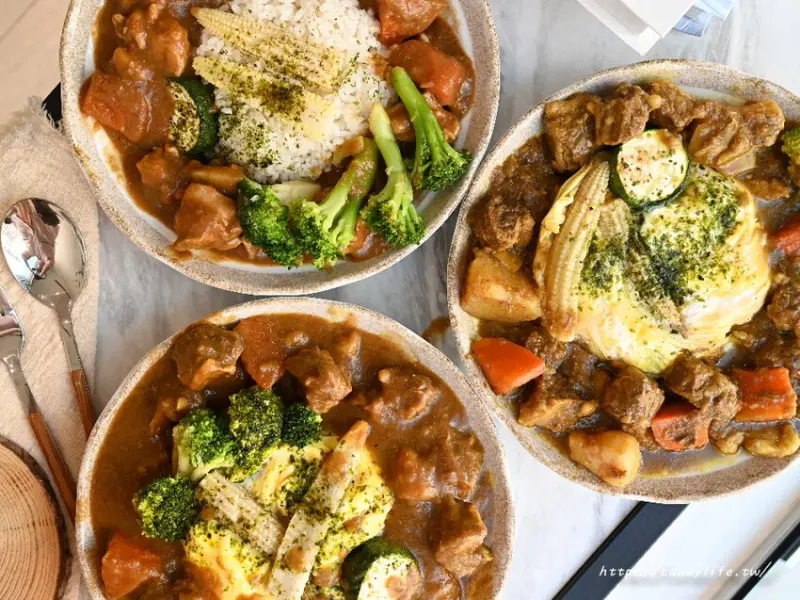 台中市潭子區工匠料理 慢熬咖哩x烤時蔬｜台中超低調咖哩飯專賣店，醬香濃厚，有日式、港式兩種咖哩，最低只要銅板價
