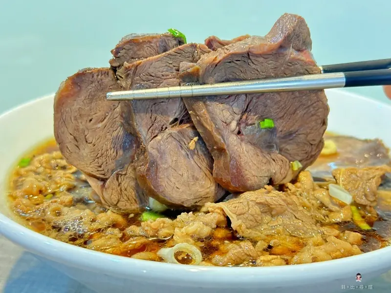 新北市新莊區王的秘製黑蒜牛肉麵 首創「黑蒜」熬製牛肉麵 清燉、紅燒口味一麵2吃 雙重享受！