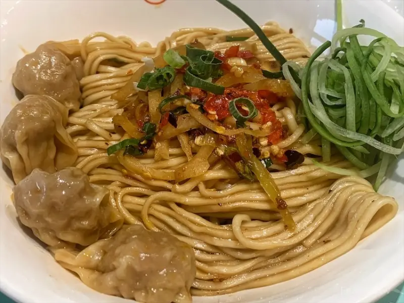 台中市大里區新竹超人氣麵食館也進軍大里，餐點口味真的沒話說，小菜精緻多樣又美味