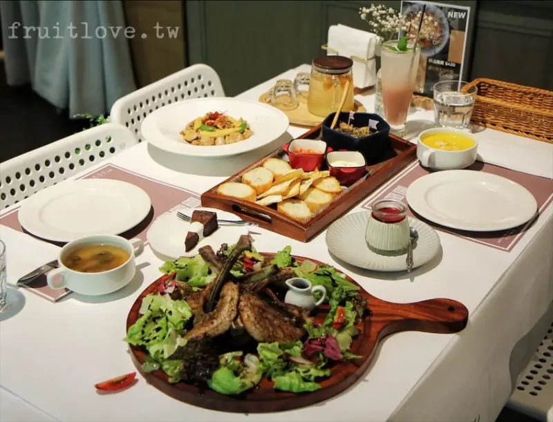 台中市北屯區很美的歐式餐廳，還可以和5位萌兔零距離互動