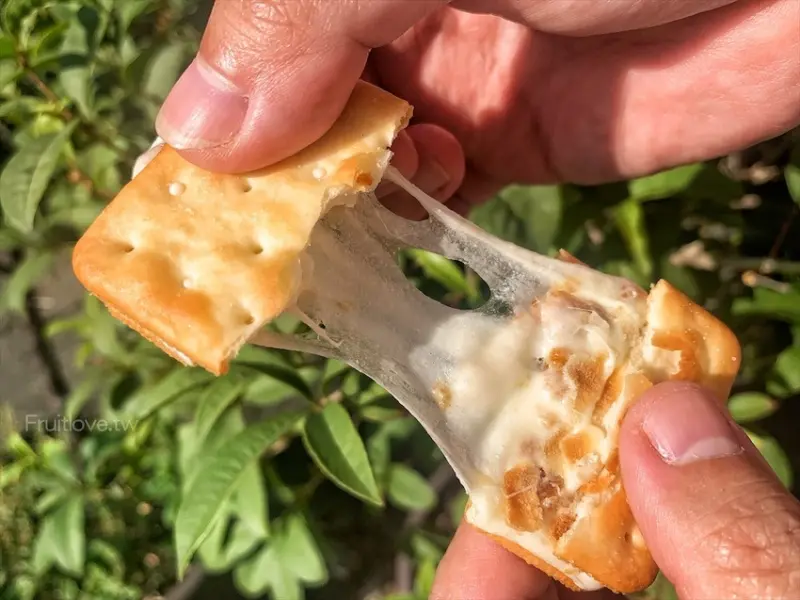 桃園市八德區季節限定草莓鳳梨牛軋餅和雪Q餅，Q軟好吃不黏牙