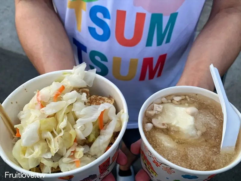 雲林縣虎尾鎮臭豆腐酥香，醬料很夠味，配上不甜膩的豆花，真是美味的下午點心