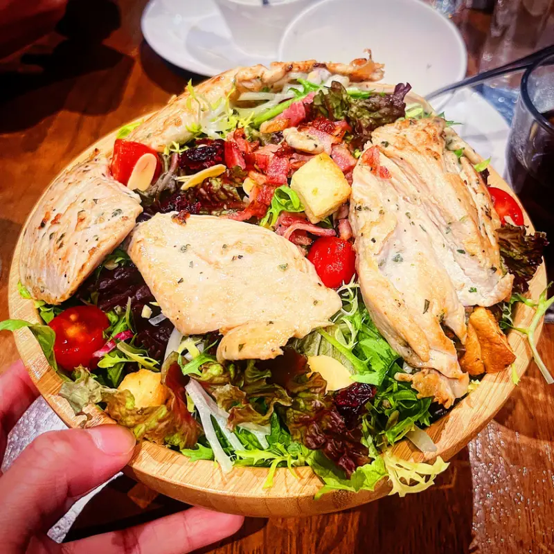 台北市內湖區[台北美式]內湖區西湖站「Marcus老倉庫內湖店」超浮誇超飽足高cp雞肉凱薩沙拉/無限續飲料超滿足/豐盛又美味的多選擇早午餐/墨魚燉飯也好好食/附菜單