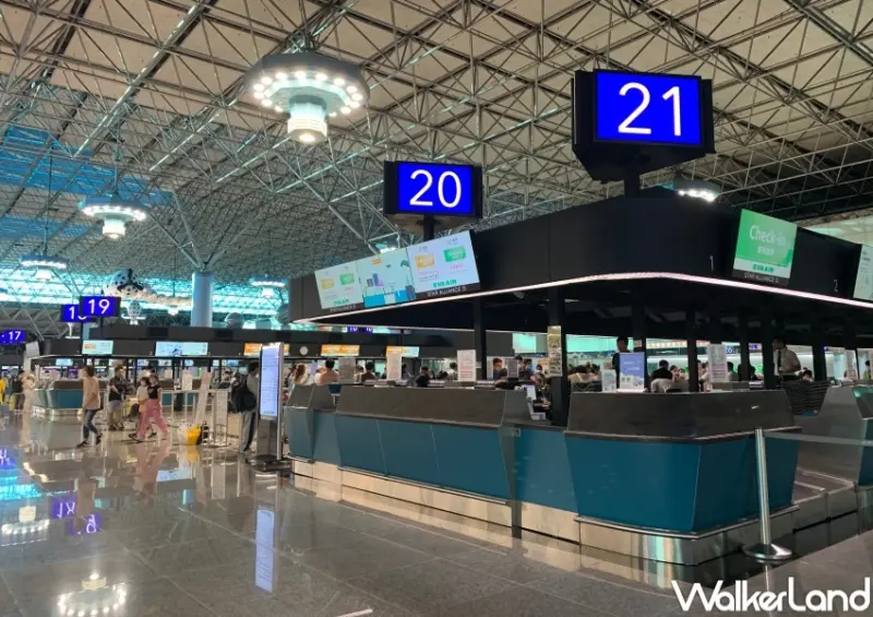 ​ 出國提早到機場！桃園機場一航廈、二航廈美食全攻略，二航出境吃「大師兄銷魂麵舖、雙月、興波咖啡、林聰明沙鍋魚頭」捨不得飛。  近期出國旅遊熱潮回歸，要出國搭飛機真的要提早2.5小時以上，才不怕人超太多趕不上飛機。提早到機場除了避免排隊塞車之外，還可以趁空擋填飽肚子！這次窩客島幫你整理桃園機場一航廈、二航廈美食攻略，告訴你美食都在哪一區、出境前吃還是出境後再吃，機場美食一次Get。   桃園機場一航廈美食介紹 桃園機場一航廈的美食多集中在「出境之前」的區域，在報到櫃檯Check in後，過安檢之前，餐廳美食集中在B1美食街，經典「三商巧福、漢堡王、西雅圖咖啡」可以解解饞。如果要去7-ELEVEN補貨，則要先從一樓穿越到「出境大廳」，再由手扶梯下樓至B1。  ▲圖片來源：「桃園國際機場」官網。  此外，在一航3樓安檢之前，也有「摩斯、翰林茶館、星巴克」可以小做休息用餐，走到登機門B9前則有「頂呱呱X功夫茶」位置較遠，如果登機門剛好在附近，也能吃一波。機場一二航廈相比，一航廈的餐飲明顯比較少，如果想要大啖美食，也可以搭乘「航廈電車」通往二航廈，探索更多美食。  ▲圖片來源：「桃園國際機場」官網。  桃園機場二航廈美食介紹 疫情過後，機場二航廈美食區域逐漸復甦，出境之前在B2美食廣場已有多間選擇，除了麥當勞，還有現萃茶飲COMEBUYTEA、星巴克，新開幕的「大師兄銷魂麵舖、大河屋燒肉丼 串燒」也是許多人出國前、接機後大吃一波的選擇。    報到櫃檯上方的4樓用餐區，則有皇家傳承牛肉麵、義美咖博館、漢堡王等餐廳與用餐區域。在5樓的南側、北側觀景台，更是「看飛機吃飯」的一大熱點，5樓南側包含「金仙滷肉飯、富山黑拉麵」等，北側則有「誠屋拉麵、大心新泰式麵食(EXPRESS)」，出境前就能爽爽吃。   二航廈過安檢、出境後，也有許多美食選擇，手扶梯上4樓除了有貴賓室之外，還有超夯「興波咖啡、雙月、春水堂、Godiva咖啡」可選擇，牛肉麵控有「林東芳牛肉麵、老董牛肉麵」兩間選擇。此外，在3樓的C3登機門附近也是美食聚集區，超人氣「林聰明沙鍋魚頭、小王煮瓜、馬祖新村、VWI cafe bar」搭飛機前有吃、有喝超滿足。    機場星巴克攻略 整個桃園國際機場一、二航廈，總共有多達6間星巴克，就是怕你出國前咖啡癮突然又犯了，在一航廈3F出境前、在第二航廈出境前B2、出境前4樓、以及5樓觀景台，出境後在4樓、以及3樓的D3-D4登機門間也都各有一間星巴克，不怕你來不及買咖啡。   桃園機場一航廈美食推薦（出境前） B1：三商巧福、韓讚閣、熱烈一番拉麵、異饌小廚、漢堡王、熊厚呷、麥記燒臘、西雅圖咖啡。 3F：摩斯、翰林茶館、臻好食客棧、星巴克。  桃園機場一航廈美食推薦（出境後） 3F：頂呱呱X功夫茶（B9登機門前）  桃園機場二航廈美食推薦（出境前） B2： 麥當勞、義美見學餐廳、富山黑拉麵、皇家傳承牛肉麵、菘韓館韓式料理、小南門點心/豆花、大師兄銷魂麵舖、Comebuy、星巴克、IMEI tatabear現烘直送烘焙房、大河屋燒肉丼 串燒  4F： 皇家傳承牛肉麵、咖博館(Coffee Museum)、漢堡王  5F南側(飛機觀景台)： 金仙滷肉飯、富山黑拉麵  5F北側(結合飛機觀景台)： 星巴克、誠屋拉麵、大心新泰式麵食(EXPRESS)  桃園機場二航廈美食推薦（出境後） 3F：（C3登機門）小王煮瓜、林聰明沙鍋魚頭、馬祖新村、VWI cafe bar、蔬河  4F：興波咖啡、雙月、林東芳、Kiki麵、吉豚屋、春水堂、Godiva咖啡、老董牛肉麵、萬芳冰室、Jamba Juice  ​