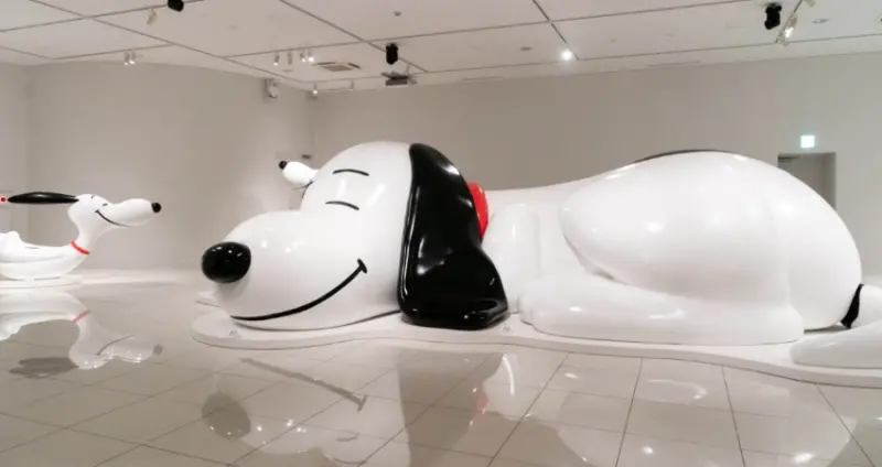 史努比博物館真的回來了！日本東京「史努比博物館」整修完畢新開幕，全長8公尺「趴趴睡史努比」再度登場，160款新商品通通等鐵粉來搶。