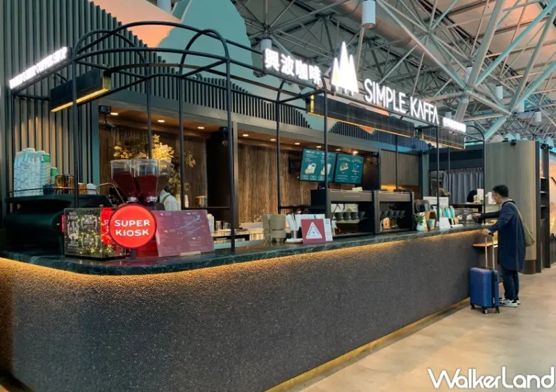 ​ 出國提早到機場！桃園機場一航廈、二航廈美食全攻略，二航出境吃「大師兄銷魂麵舖、雙月、興波咖啡、林聰明沙鍋魚頭」捨不得飛。  近期出國旅遊熱潮回歸，要出國搭飛機真的要提早2.5小時以上，才不怕人超太多趕不上飛機。提早到機場除了避免排隊塞車之外，還可以趁空擋填飽肚子！這次窩客島幫你整理桃園機場一航廈、二航廈美食攻略，告訴你美食都在哪一區、出境前吃還是出境後再吃，機場美食一次Get。   桃園機場一航廈美食介紹 桃園機場一航廈的美食多集中在「出境之前」的區域，在報到櫃檯Check in後，過安檢之前，餐廳美食集中在B1美食街，經典「三商巧福、漢堡王、西雅圖咖啡」可以解解饞。如果要去7-ELEVEN補貨，則要先從一樓穿越到「出境大廳」，再由手扶梯下樓至B1。  ▲圖片來源：「桃園國際機場」官網。  此外，在一航3樓安檢之前，也有「摩斯、翰林茶館、星巴克」可以小做休息用餐，走到登機門B9前則有「頂呱呱X功夫茶」位置較遠，如果登機門剛好在附近，也能吃一波。機場一二航廈相比，一航廈的餐飲明顯比較少，如果想要大啖美食，也可以搭乘「航廈電車」通往二航廈，探索更多美食。  ▲圖片來源：「桃園國際機場」官網。  桃園機場二航廈美食介紹 疫情過後，機場二航廈美食區域逐漸復甦，出境之前在B2美食廣場已有多間選擇，除了麥當勞，還有現萃茶飲COMEBUYTEA、星巴克，新開幕的「大師兄銷魂麵舖、大河屋燒肉丼 串燒」也是許多人出國前、接機後大吃一波的選擇。    報到櫃檯上方的4樓用餐區，則有皇家傳承牛肉麵、義美咖博館、漢堡王等餐廳與用餐區域。在5樓的南側、北側觀景台，更是「看飛機吃飯」的一大熱點，5樓南側包含「金仙滷肉飯、富山黑拉麵」等，北側則有「誠屋拉麵、大心新泰式麵食(EXPRESS)」，出境前就能爽爽吃。   二航廈過安檢、出境後，也有許多美食選擇，手扶梯上4樓除了有貴賓室之外，還有超夯「興波咖啡、雙月、春水堂、Godiva咖啡」可選擇，牛肉麵控有「林東芳牛肉麵、老董牛肉麵」兩間選擇。此外，在3樓的C3登機門附近也是美食聚集區，超人氣「林聰明沙鍋魚頭、小王煮瓜、馬祖新村、VWI cafe bar」搭飛機前有吃、有喝超滿足。    機場星巴克攻略 整個桃園國際機場一、二航廈，總共有多達6間星巴克，就是怕你出國前咖啡癮突然又犯了，在一航廈3F出境前、在第二航廈出境前B2、出境前4樓、以及5樓觀景台，出境後在4樓、以及3樓的D3-D4登機門間也都各有一間星巴克，不怕你來不及買咖啡。   桃園機場一航廈美食推薦（出境前） B1：三商巧福、韓讚閣、熱烈一番拉麵、異饌小廚、漢堡王、熊厚呷、麥記燒臘、西雅圖咖啡。 3F：摩斯、翰林茶館、臻好食客棧、星巴克。  桃園機場一航廈美食推薦（出境後） 3F：頂呱呱X功夫茶（B9登機門前）  桃園機場二航廈美食推薦（出境前） B2： 麥當勞、義美見學餐廳、富山黑拉麵、皇家傳承牛肉麵、菘韓館韓式料理、小南門點心/豆花、大師兄銷魂麵舖、Comebuy、星巴克、IMEI tatabear現烘直送烘焙房、大河屋燒肉丼 串燒  4F： 皇家傳承牛肉麵、咖博館(Coffee Museum)、漢堡王  5F南側(飛機觀景台)： 金仙滷肉飯、富山黑拉麵  5F北側(結合飛機觀景台)： 星巴克、誠屋拉麵、大心新泰式麵食(EXPRESS)  桃園機場二航廈美食推薦（出境後） 3F：（C3登機門）小王煮瓜、林聰明沙鍋魚頭、馬祖新村、VWI cafe bar、蔬河  4F：興波咖啡、雙月、林東芳、Kiki麵、吉豚屋、春水堂、Godiva咖啡、老董牛肉麵、萬芳冰室、Jamba Juice  ​