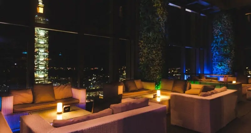 下班可以約這！台北高空秘境酒吧「SEA TO SKY Bar」高空視覺系調酒、海鮮輕食餐點，情人想要的、這裡都懂。