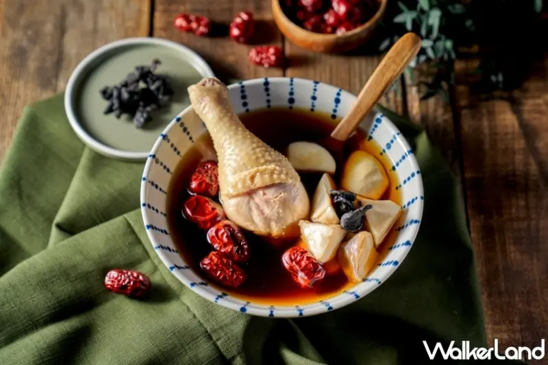 六福一個人開鍋喝湯