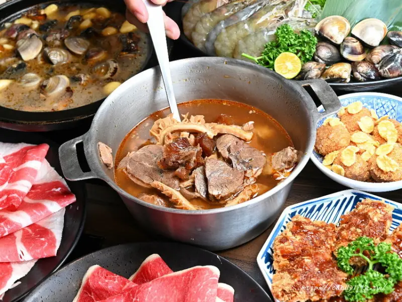 台中市沙鹿區台中海線人氣火鍋超狂赤醬紅燒牛三寶鍋新登場，料多到爆！還可加麵變成牛肉麵～