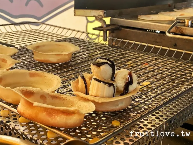 在地超人氣的紅豆餅，內餡多，口味新奇