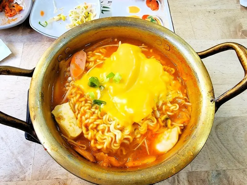 台北市內湖區[台北韓式]內湖區西湖站「首爾陶鍋之家」超高CP隱藏在巷弄間的美味韓式/免費小菜好好味好驚艷/餐點份量都很足/附菜單