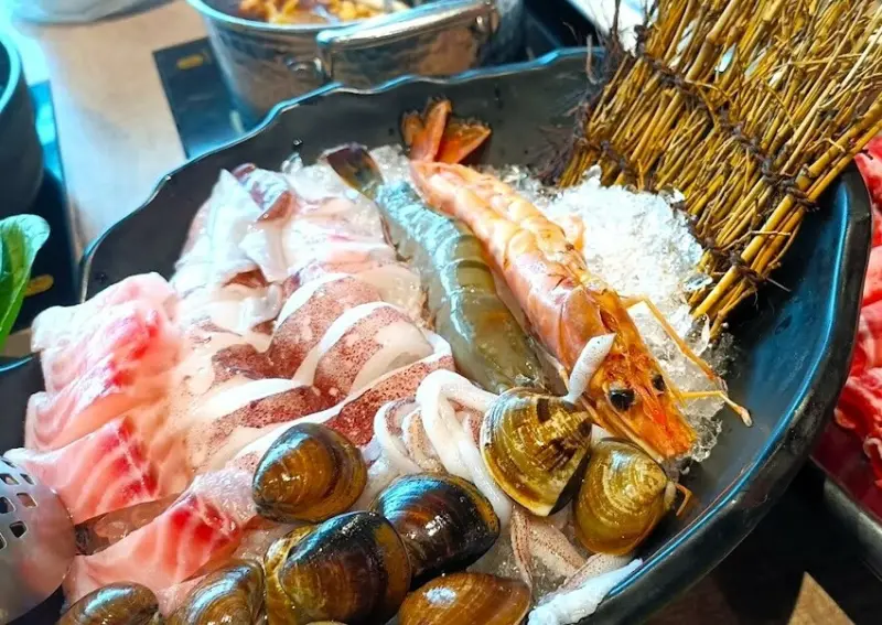 台北市南港區[台北火鍋]南港區南港站「這一小鍋台北南港店」新崛起平價好食火鍋/超級無敵豐富自助吧/選擇超多自助火鍋蔬菜/主食飲料冰品吃飽喝足/海鮮肉類超新鮮/附菜單