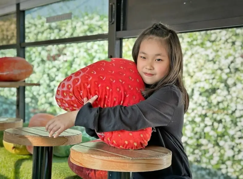 嘉義縣中埔鄉嘉義景點/中埔穀倉農創園區，內有穀倉星巴克，綠意盎然的水果巴士