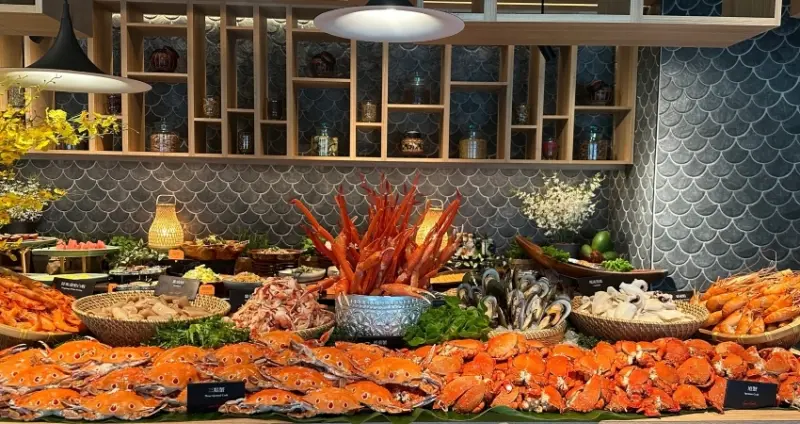 泰市場必吃海鮮！晶華吃到飽「泰市場」新菜單搶先看，三大餐區超過90道料理、吃一口就停不下來泰式海鮮吃到飽。