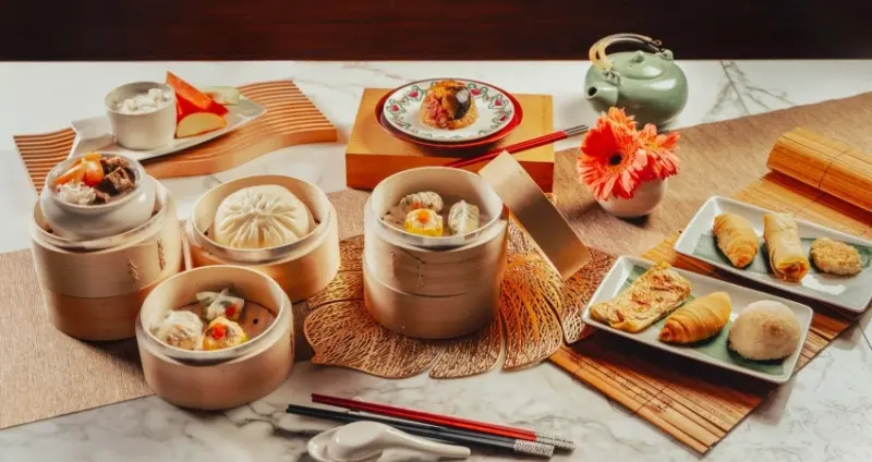 正宗港點這樣吃!漂亮中餐廳「穿旗袍、吃港點」正宗港式午茶,週末限定推出、每套1280元。