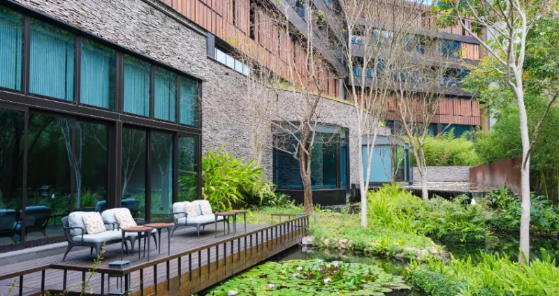 寵自己錢花下去都值得！虹夕諾雅 谷關「沐暑度假村3天2夜專案」訂下去，5大療癒體驗「森林浴、包場溫泉、林間茶席」一次享有。