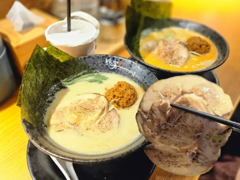 中山商圈赤峰店隱家拉麵，雞腿叉燒還有加肉燥濃郁豚骨湯頭