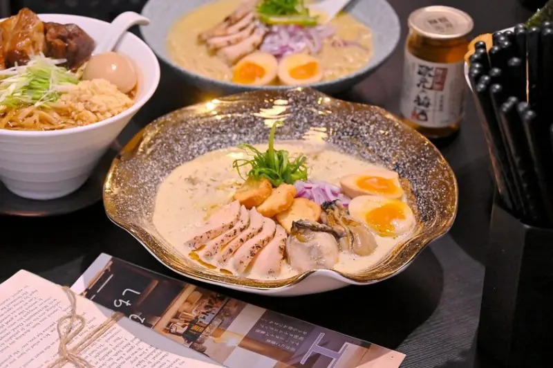 台中深夜拉麵推薦 份量像阿嬤煮的麵很怕我餓 肥美大廣島牡犡拉麵這家才吃得到/麵屋聚