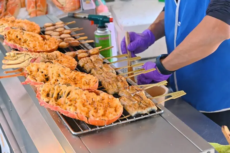 台中市北屯區台中最夯海鮮批發超市 假日海鮮市集巨無霸烤龍蝦必吃/阿布潘水產