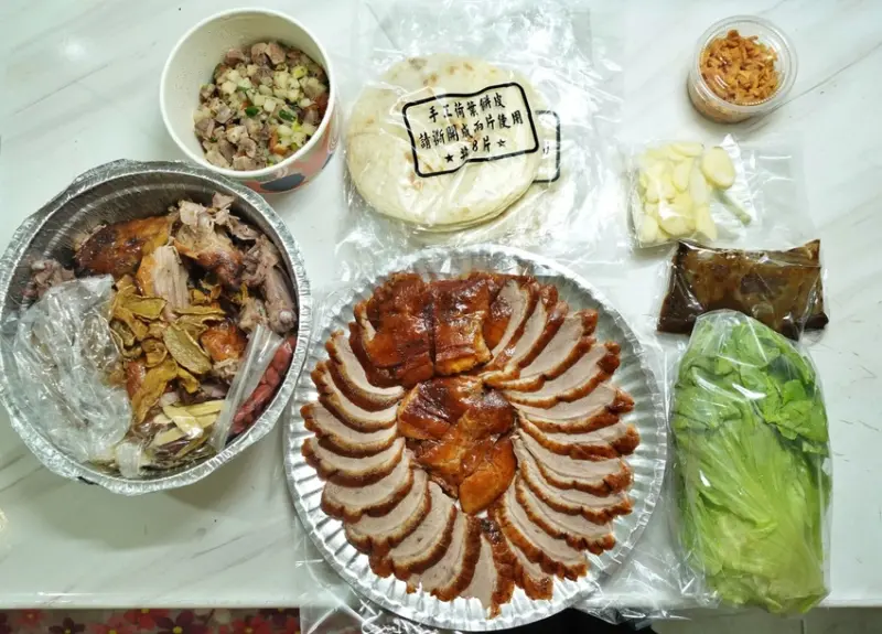 台北市北投區台北京城烤鴨 生菜鴨鬆黃金套餐超推薦，鴨鬆好吃啊!