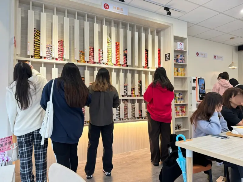 24小時無人拉麵店在板橋插旗囉！ 50種以上韓國進口拉麵＋免費配料 隨時泡即時飽！