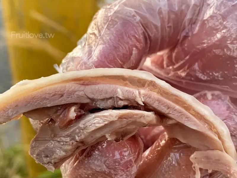 還沒開攤就排滿滿人潮的油雞、醉雞，肉質Q彈滑嫩多汁