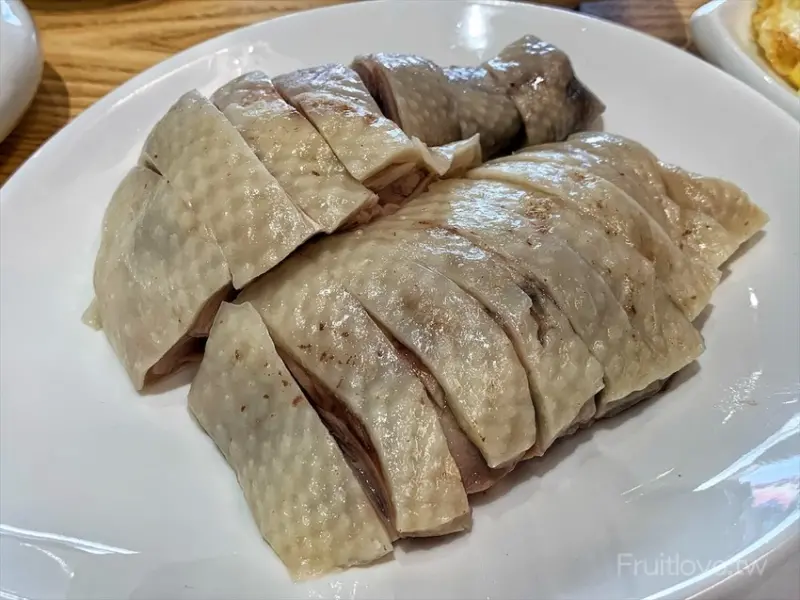 招牌土雞肉鮮嫩，湯頭濃郁的雞肉湯麵，還有許多好吃的小菜可選擇