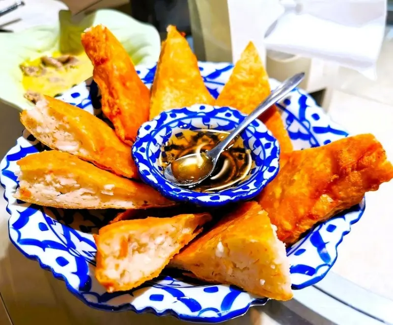 台北市內湖區[台北泰式]內湖區港墘站「泰鄉食坊」超大塊又厚實的滿滿蝦月亮蝦餅/餐點平價口味地道/白飯飲料甜點吃飽飽/餐點美味又好食/附菜單