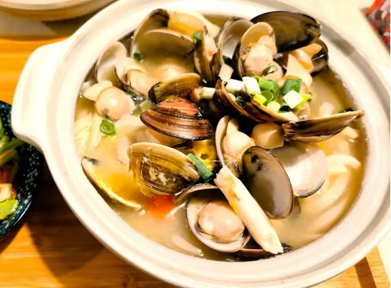 新竹市東區[新竹日式]新竹市東區「私嚐の吃飯」超爆炸超多顆的鮮美蛤蜊烏龍麵/新推出超邪惡又美味的超厚實手工漢堡排/價格划算餐點精緻可口/環境乾淨空間寬敞（附菜單)