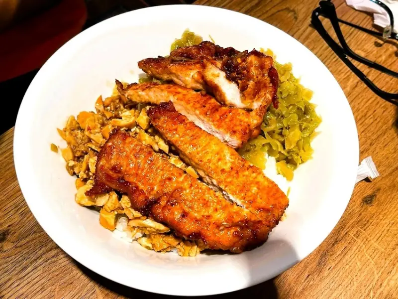 新北市淡水區[台北小吃]淡水區淡水站「黑殿飯店(創始店)」名不虛傳的超美味古早味排骨飯/平價又懷念的老滋味/各式滷味都超厲害/附菜單