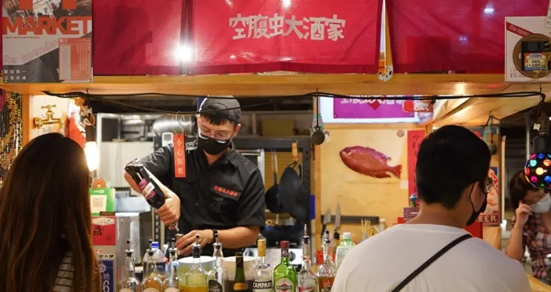 進駐老市場的高雄餐酒館！鹽埕第一公有市場美食「空腹虫大酒家」，千元有找也能吃得好，「包葉仔」必吃。