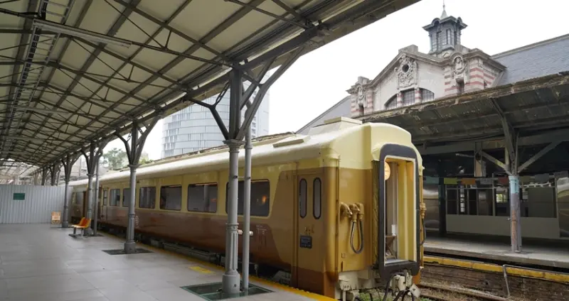 自強號變身復古咖啡廳！鐵道迷一定要衝「MAMONAKU CAFE」，搭上時光列車回到70年代。