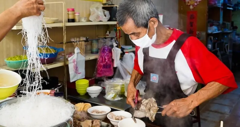 百年古早味、炭火燒冬粉湯！傳承三代的高雄小吃「芳德豬肉冬粉」，菊花肉冬粉一定要吃。