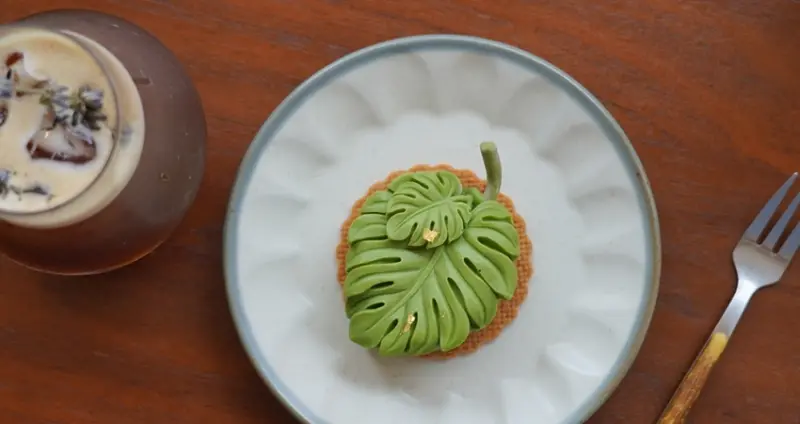 植物控、抹茶控約起來！高雄法式甜點店「Sugary Grace 甜．典」，獨創龜背芋造型抹茶蛋糕、朝天椒檸檬美式咖啡，還有牧羊犬陪吃甜點。