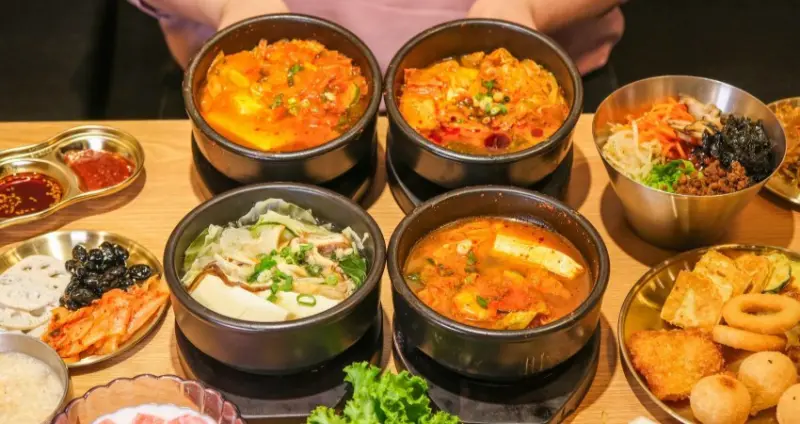 新店吃到飽新開店！274元優惠「江陵阿嬤韓鍋吃到飽」4/19正式插旗，超過20種「韓鍋、韓式炸雞」無限吃。