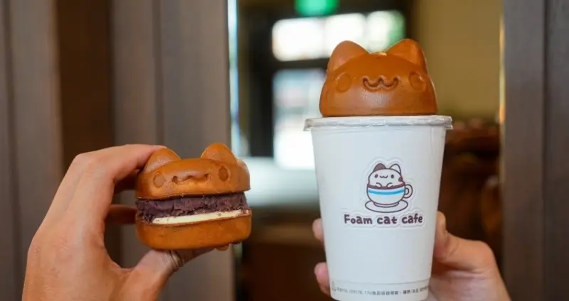 貓貓蟲咖波衝了！百年台中古蹟「奶泡貓咖啡」臺中驛店搶先試營運，消費滿額就送奶泡貓咖啡X臺中驛限定扇。